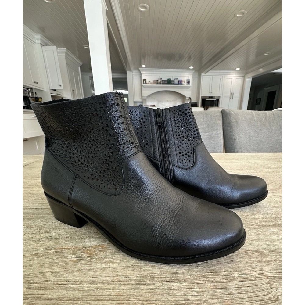 Vionic Luciana Black leather Perforated Ankle Boots sz 7 side zip